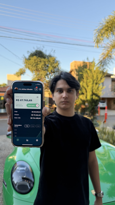 Homem mostrando o app de renda no celular